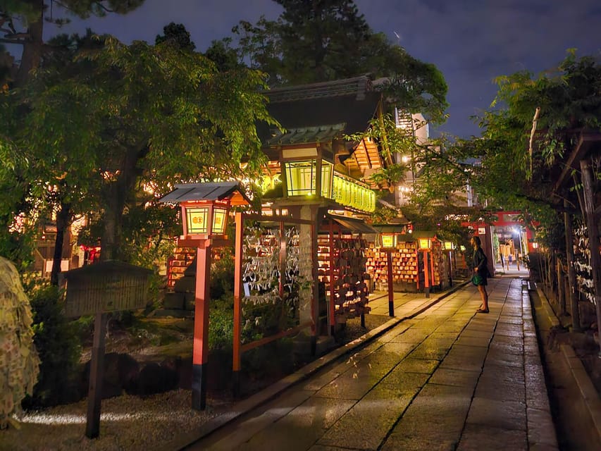 Kyoto: Gion Sunset Walking Tour with Local Guide - Passing Minami-za, Kyoto’s theater district