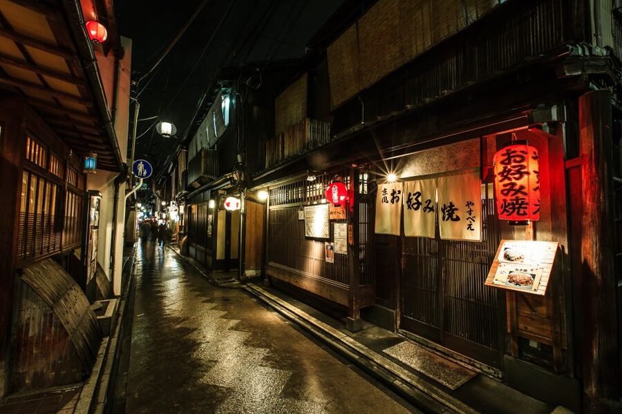 Kyoto: Gion Sunset Walking Tour with Local Guide - Maruyama Park at night