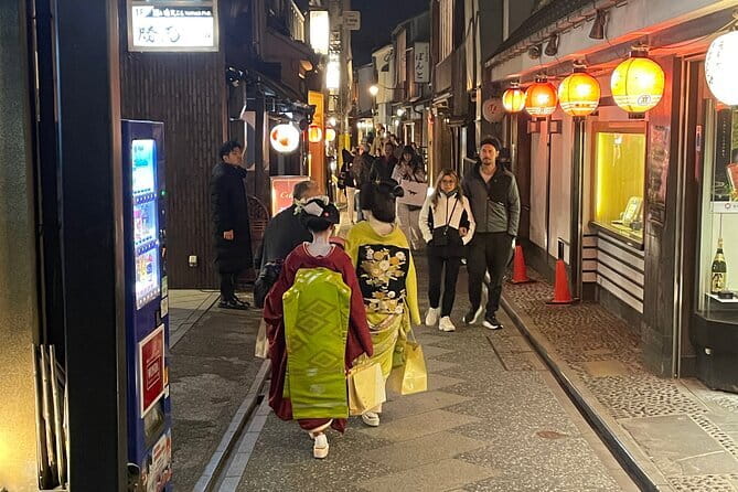 Kyoto: Gion Walking Tour for First-Time Visitors - Ninenzaka delivers the classic Kyoto street scene