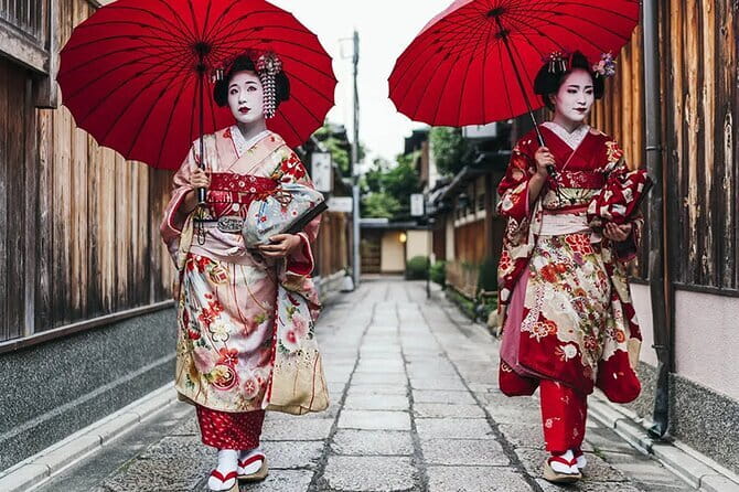 Kyoto: Gion Walking Tour for First-Time Visitors - Yasaka Shrine brings the walk to its spiritual center