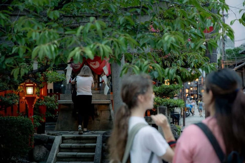 Kyoto: Gion World of the Geisha Guided Walking Tour - Who should book the Gion walk