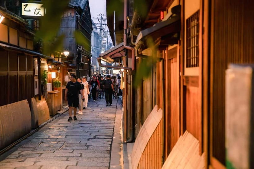Kyoto: Gion World of the Geisha Guided Walking Tour - Why Gion makes more sense with a guide