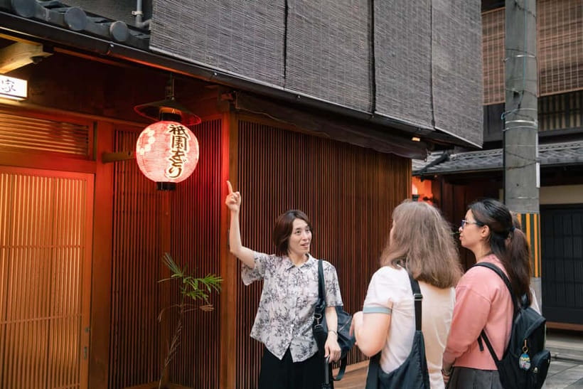 Kyoto: Gion World of the Geisha Guided Walking Tour - Walking through Gion’s old lanes