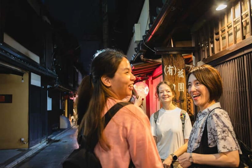 Kyoto: Gion World of the Geisha Guided Walking Tour - Starting at Yasaka Shrine