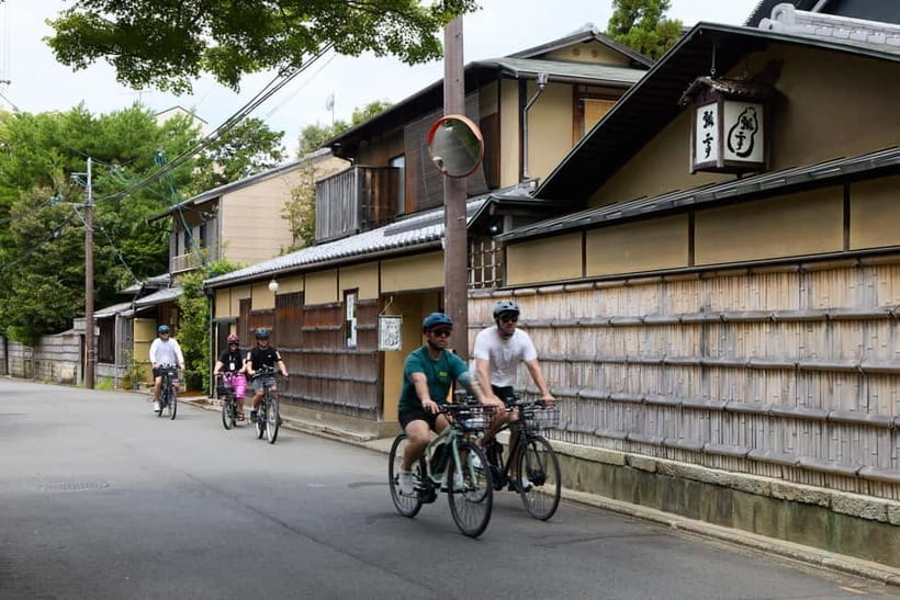 Kyoto: Hidden Gems E-Bike Tour Through Backstreets & Temples - Shimogamo-jinja, an older-feeling pause