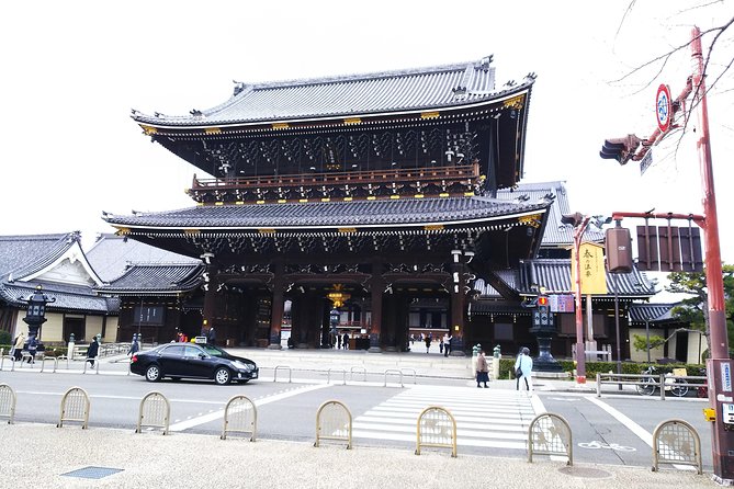 Kyoto Imperial Palace and Nijo Castle Walking Tour - Eating your way through Nishiki Market