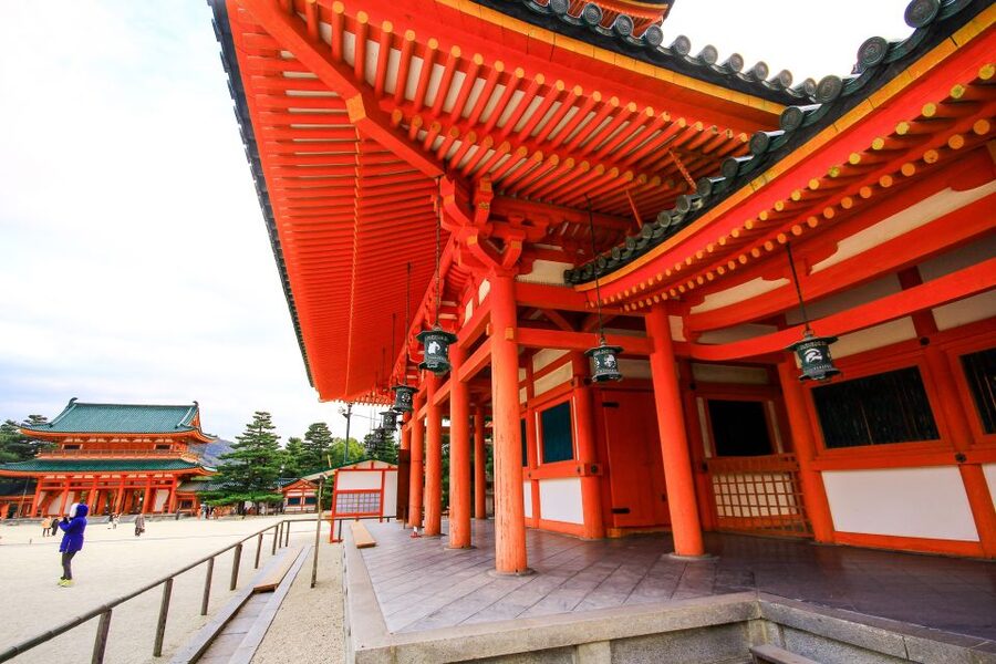 Kyoto: Imperial Palace & Nijo Castle Guided Walking Tour - How much walking should you expect?