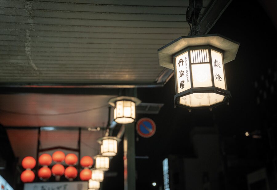 Kyoto: Izakaya Bars Guided Walking Tour - Sake tasting in the middle of the evening