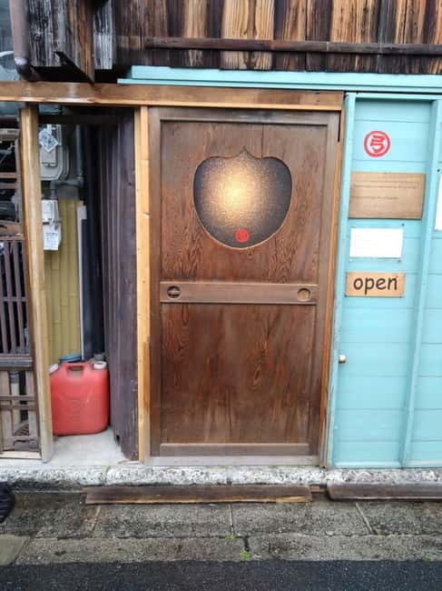 Kyoto: Japanese Archery Workshop with Experienced Instructor - Handling the large Japanese bow