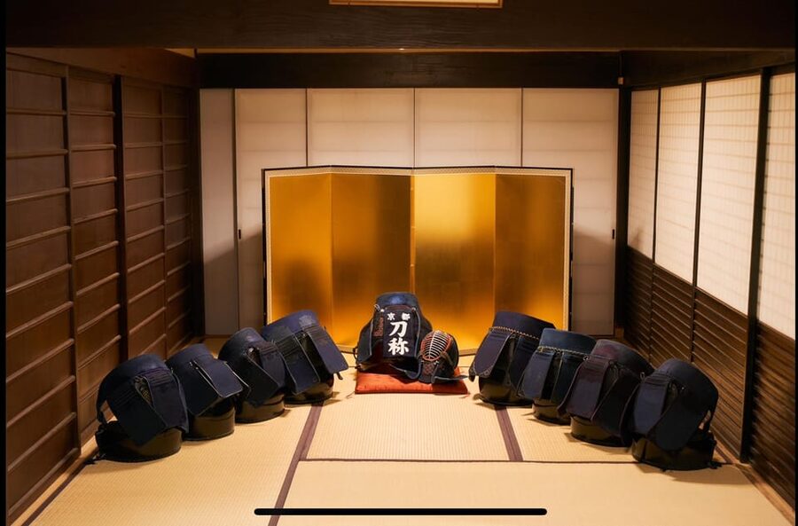 Kyoto: Kendo and Samurai Experience with Uniform and Gear - Holding the sword and finding your stance