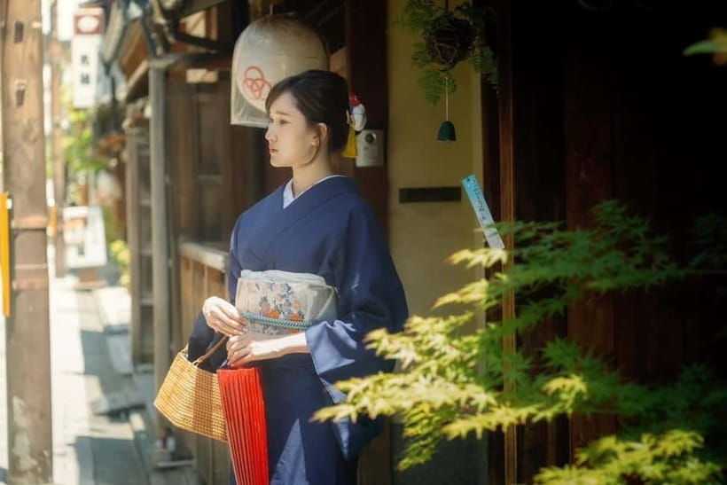 Kyoto: Kimono/Yukata Rental 5 Minute from Kiyomizu-dera - Walking Kyoto in rented shoes