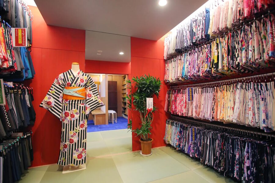 Kyoto:Kiyomizu-dera Temple Rent a kimono and ride a rickshaw - A short ride through Higashiyama