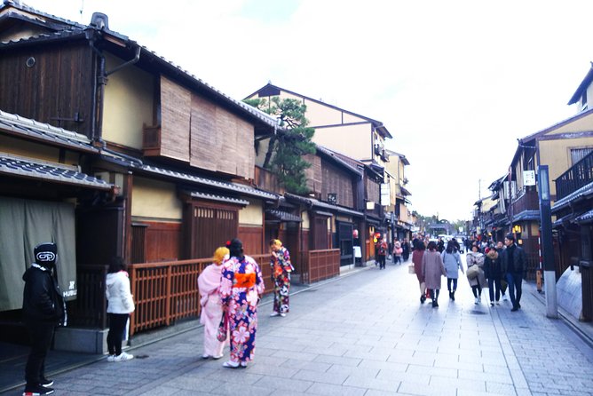 Kyoto Late Bird Walking Tour - Yasaka Shrine and the meaning of Gion