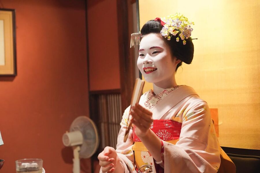 Kyoto: Maiko Dinner in Traditional Restaurant and Tour - Meeting at Gion Shijo Station