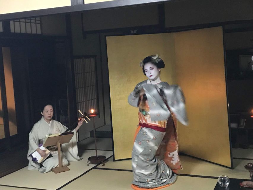 Kyoto: Maiko Happy Hour at a Historic Machiya - Commemorative photos with the maiko