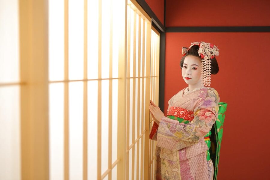 Kyoto: Maiko Makeover and Photoshoot Experience - The Japanese room is where the portraits come together