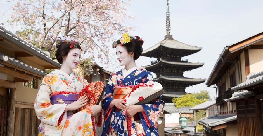 Kyoto : Maiko Makeover stroll and photo shoot experience - Makeup, false lashes, and three wig choices