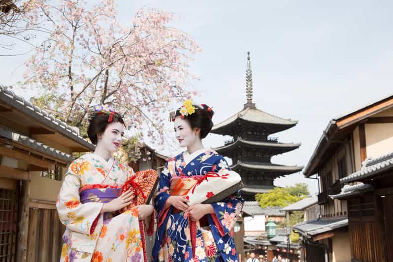 Kyoto : Maiko Makeover stroll and photo shoot experience - Three portraits in a Japanese room