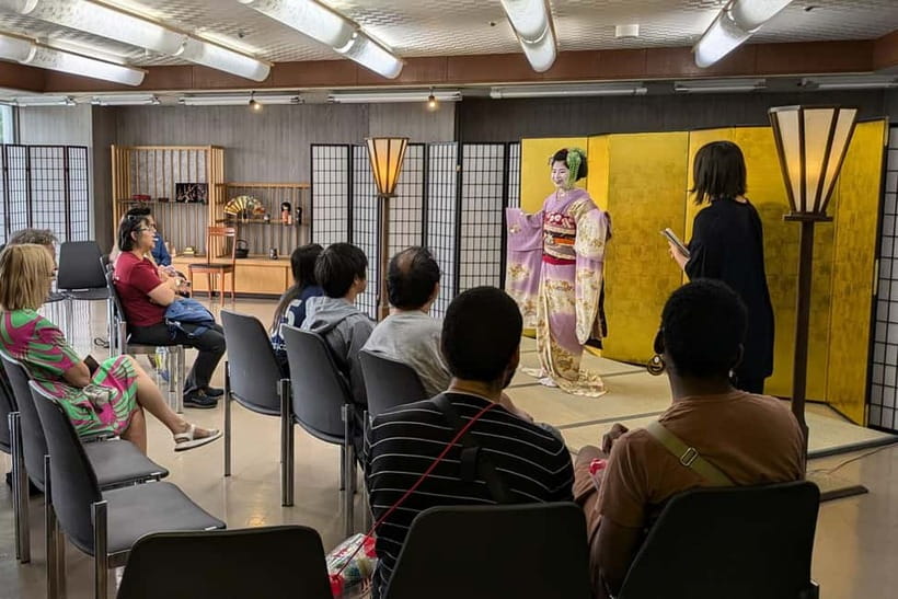 Kyoto: Meet-and-Greet, Maiko Show and Experience - The opening introduction and stage entrance