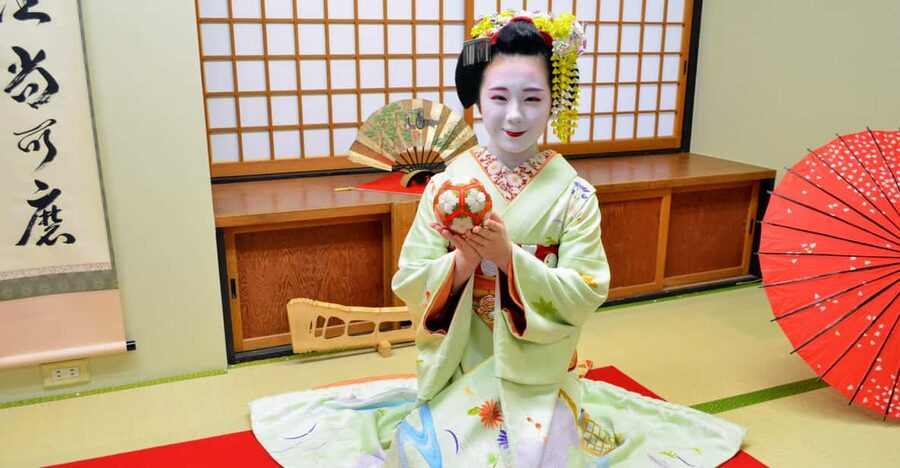 Kyoto: Meet-and-Greet, Maiko Show and Experience - Asking questions directly through the interpreter