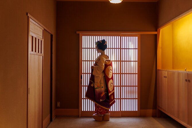 Kyoto: Meet the Geisha Maiko with Gion Walking Tour - The performance in Miyagawasuji