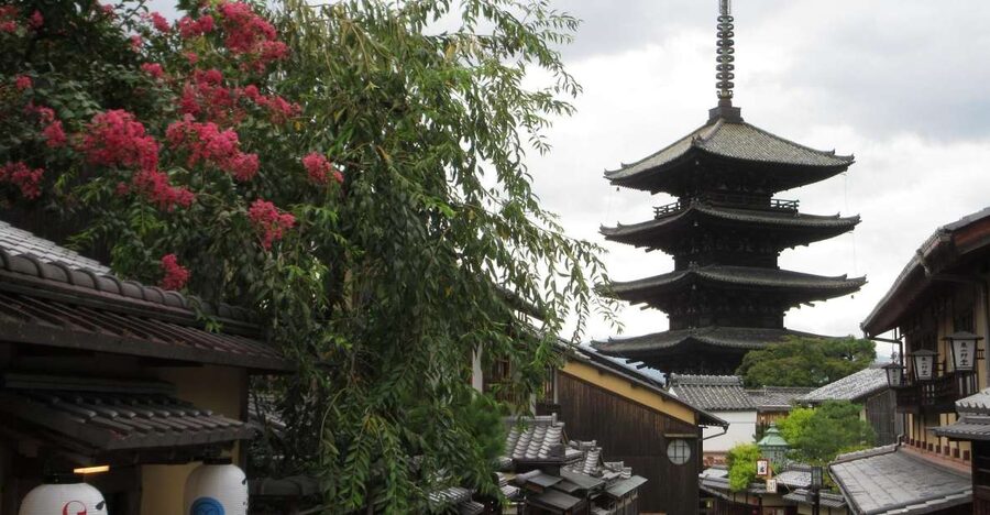 KYOTO-NARA: Giant Buddha Deer Pagoda "Geisya" (Italian, full day) - Walking the old approach to Kiyomizu-dera