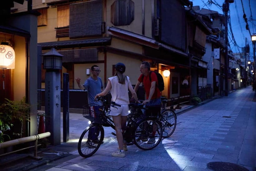 Kyoto: Night E-Bike Tour Hidden Gems & Backstreets - A break at Maruyama Park