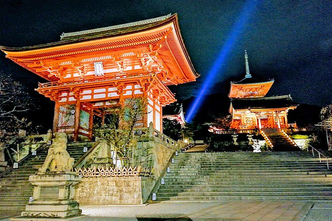 Kyoto night walk tour (Gion district) - The famous slope toward Kiyomizu-dera