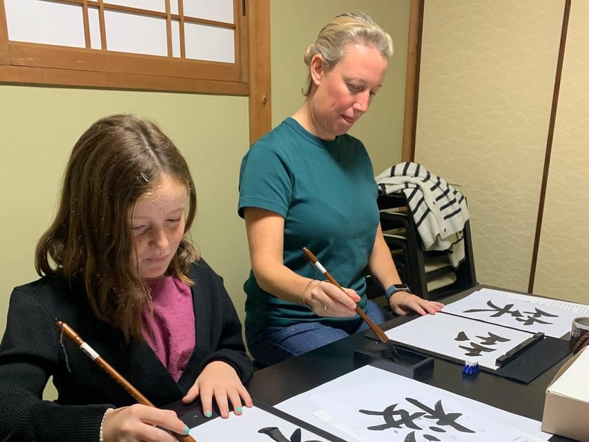 Kyoto Ninenzaka : Japanese Calligraphy Class in Townhouse - Learning to Hold the Brush
