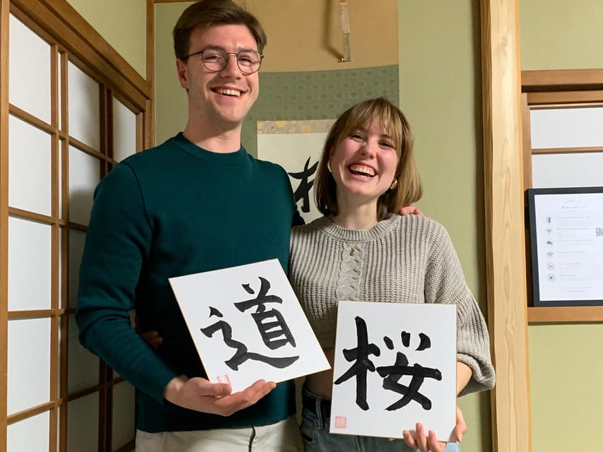 Kyoto Ninenzaka : Japanese Calligraphy Class in Townhouse - The First Lesson: Tools, Ink, and Etiquette