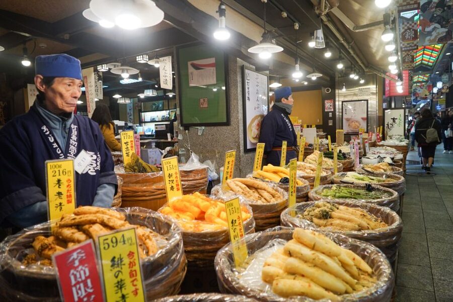 Kyoto: Nishiki Market Brunch Walking Tour-7 Tastings+Brunch - A short visit to Nishiki-Tenmangu Shrine
