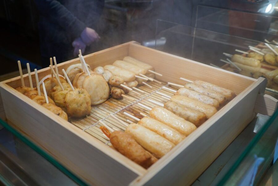 Kyoto: Nishiki Market Brunch Walking Tour-7 Tastings+Brunch - What the guide adds to a market you can visit alone