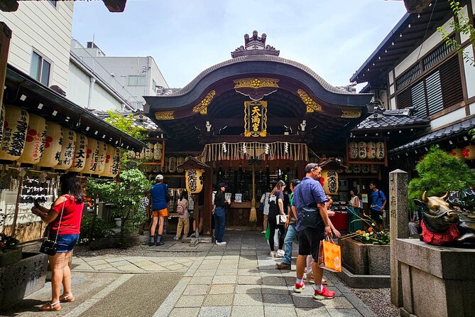 Kyoto Nishiki Market & Depachika: 2-hours Food Tour with a Local - Working through Nishiki Market