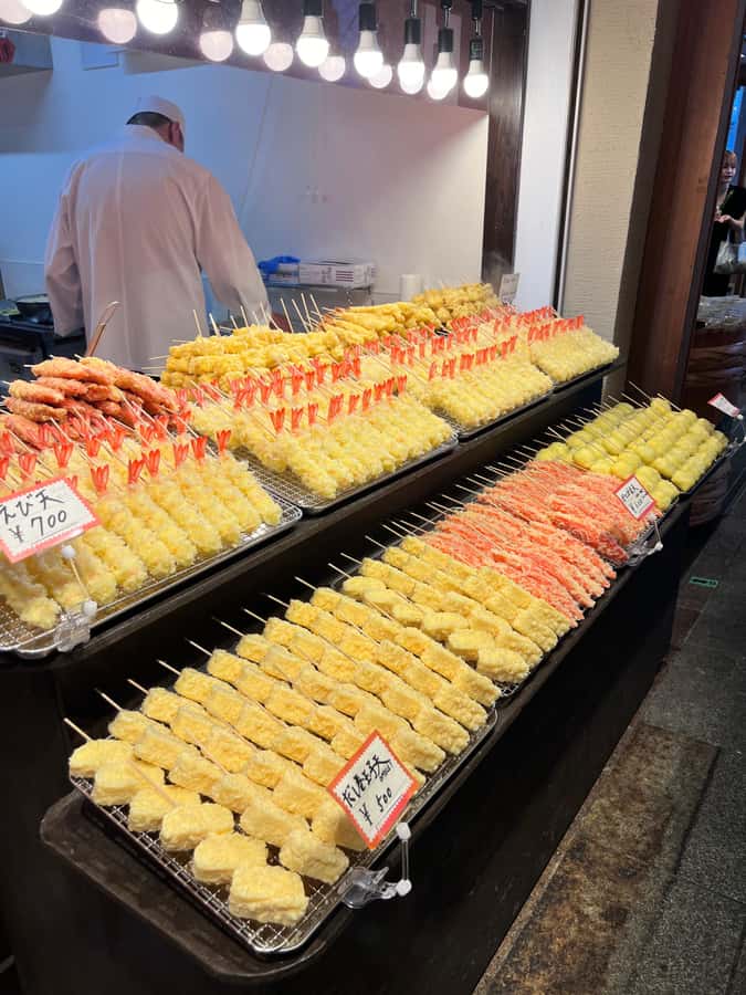 Kyoto: Nishiki Market Food Tour with Local Guide - Entering the five-block market