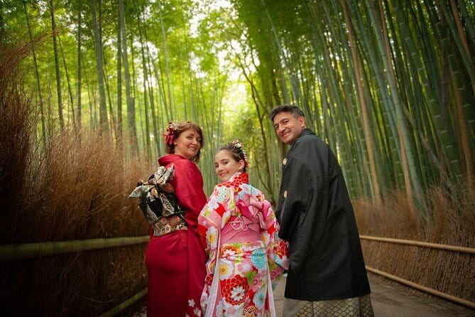 Kyoto Photography Masterclass - Private Photography Lesson - Yasaka Shrine: color, structure, and changing light