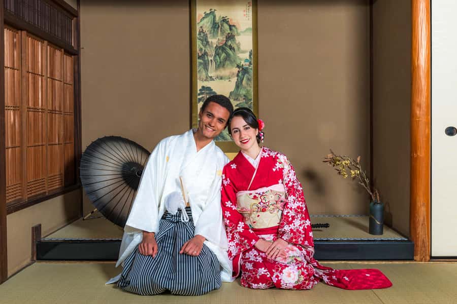 Kyoto: Premium Kimono Rental for 1 day to stroll around - Choosing between a furisode and montsuki hakama