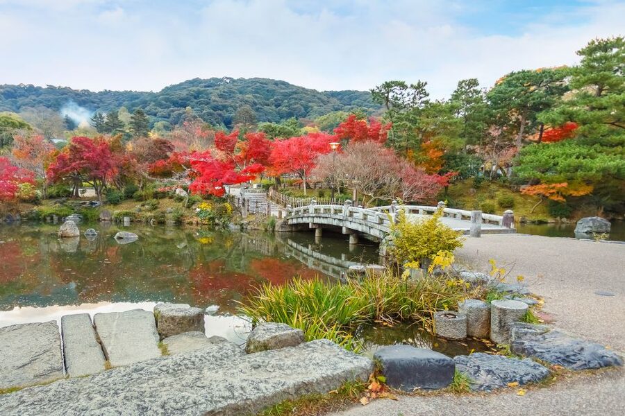 Kyoto: Private 2.5 Hour Historical Walking Tour - Starting beneath Yasaka Shrine’s red gate