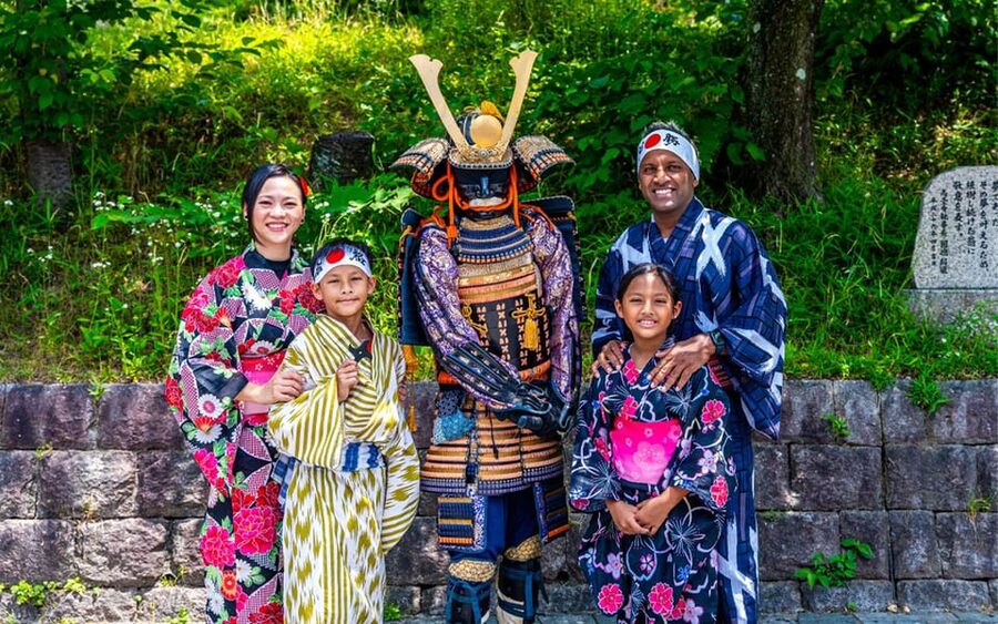 Kyoto: Private Gion District Photoshoot Experience - How the photographer makes you look comfortable
