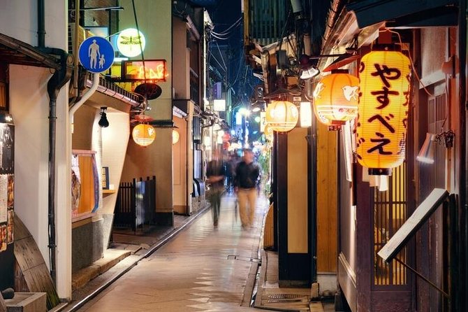 Kyoto Private Night Tour with a Local – Bars, Bites & Culture - Yasaka Shrine after sunset