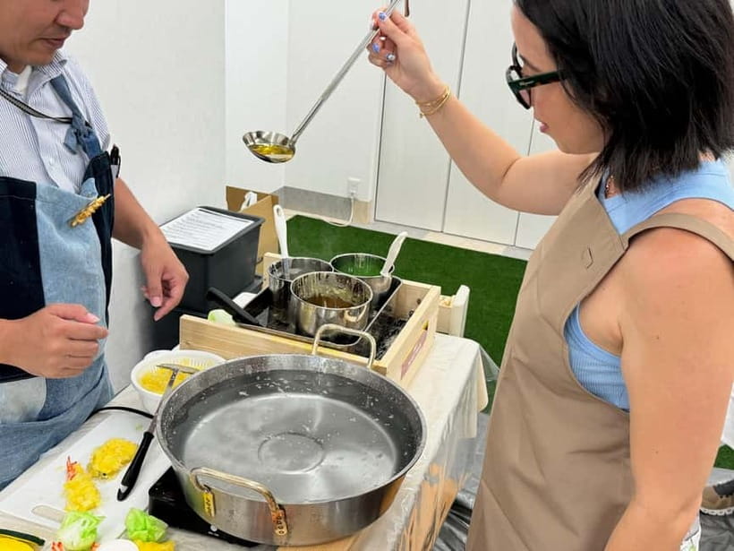 Kyoto: Replica food making experience - Finding the workshop near the giant crab sign