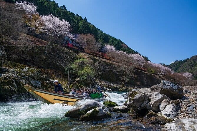 Kyoto Sagano Romantic Train in Arashiyama Bus Tour - English guidance and the group experience