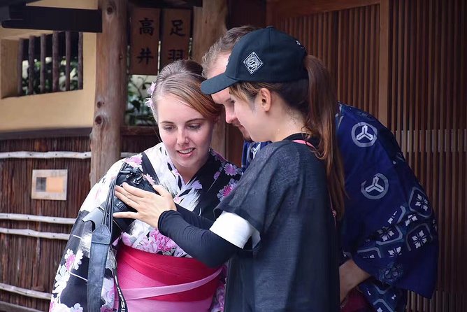 [Kyoto Street Shot] Recording every wonderful moment of travel with shutter (free kimono experience) - Getting dressed at the Sueyoshicho meeting point