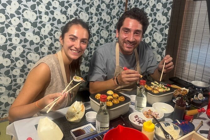 Kyoto Sushi & Takoyaki Cooking Class near Gion and Kiyomizu-dera! - Learning rolled sushi one step at a time