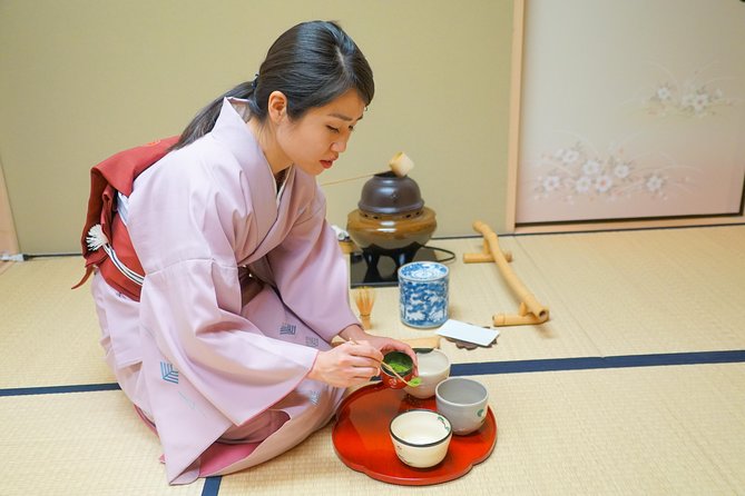 Kyoto Tea Ceremony & Kiyomizu-dera Temple Walking Tour - Choosing a stream at Otowa Waterfall