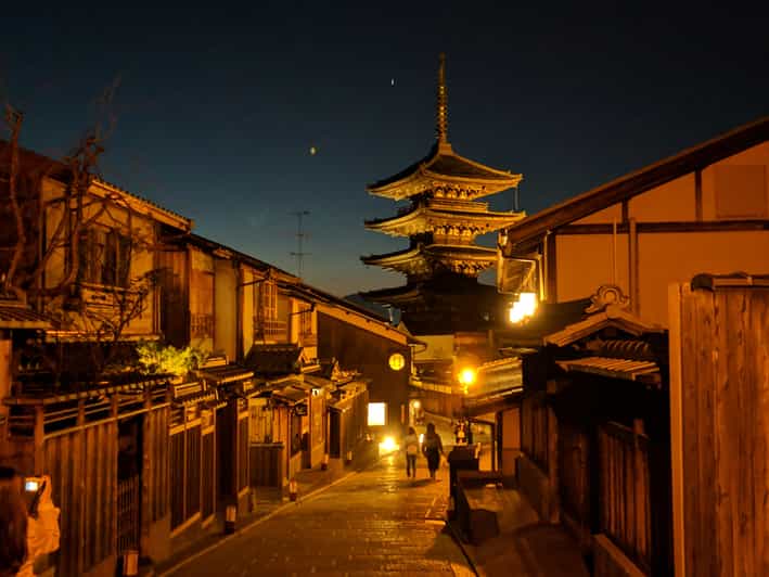Kyoto: The Geisha Districts of Kyoto Walking Tour - Kenninji Temple adds a quieter turn