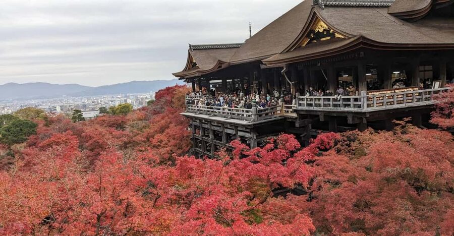 Kyoto: Walking tour Kiyomizu, Geisha District with a Local - Walking toward Kiyomizu through older Kyoto