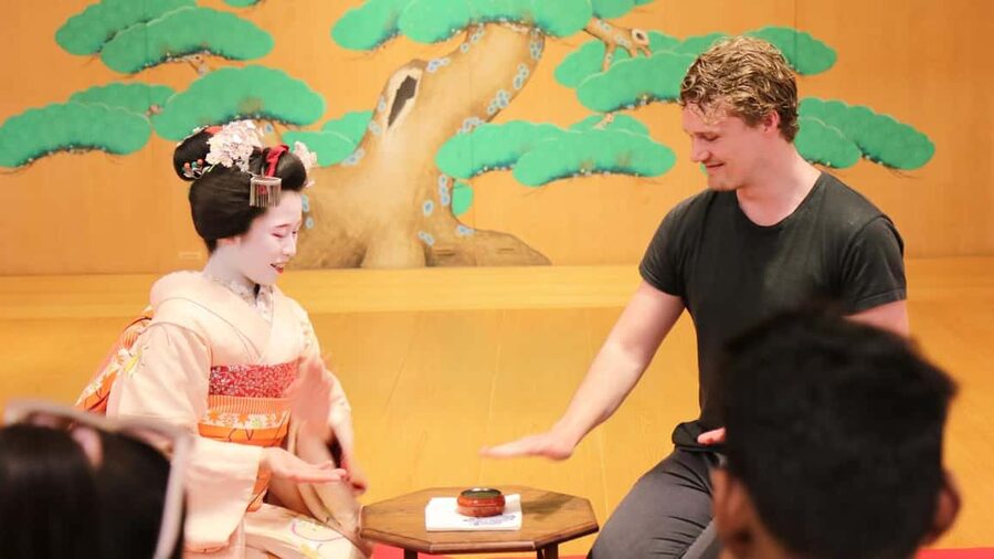 Maiko Dance and Tea Ceremony on a Noh Stage in Kyoto - How the 60 to 90 minute program unfolds