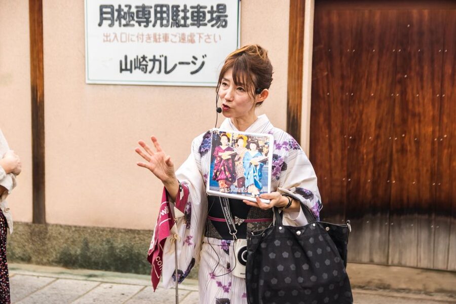 Night Walk in Gion: Kyoto's Geisha District - Walking the classic Gion streets