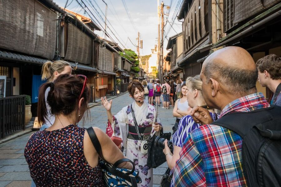 Night Walk in Gion: Kyoto's Geisha District - What you learn about geiko and maiko