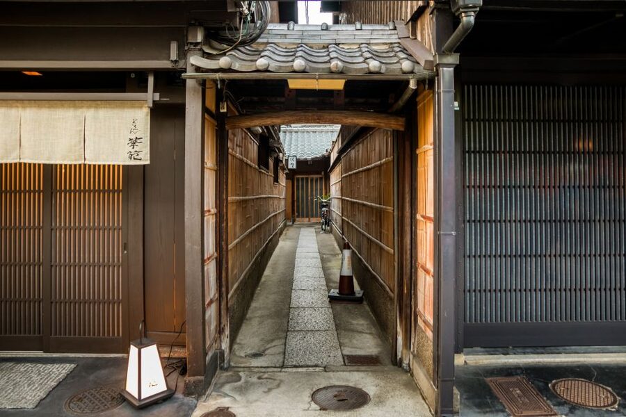 Night Walk in Gion: Kyoto's Geisha District - Is $21 good value for 100 minutes?
